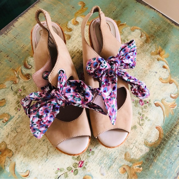 Stylish Women's Tan Sandals with Floral Bow - Picture 1 of 6